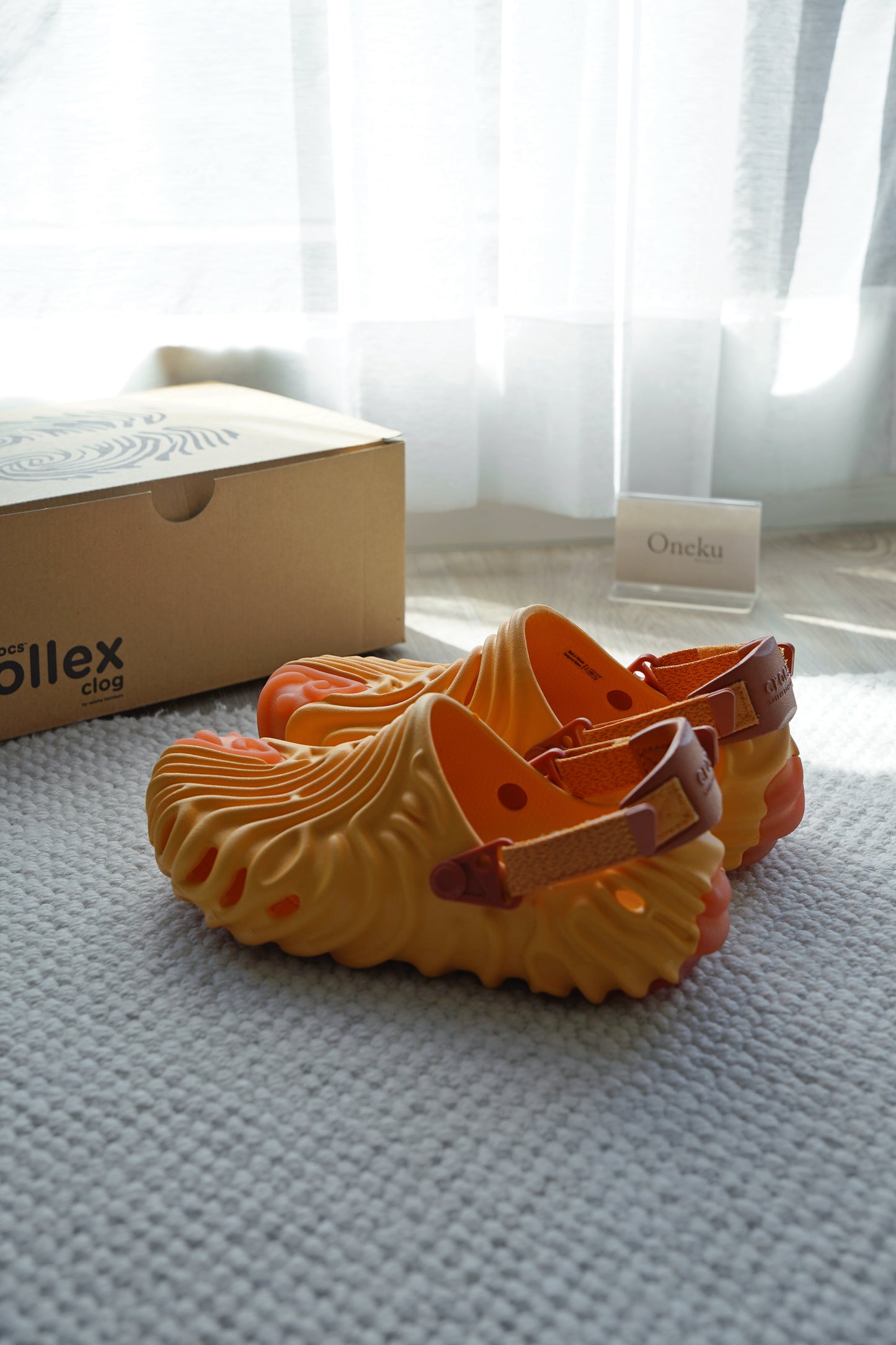 『ONEKU』 Salehe Bembury × Crocs Pollex Clog "Cobbler"橘色 聯名款 果汁 拇指鞋 果凍 魔鬼氈 水鞋 涼鞋【207393-837】