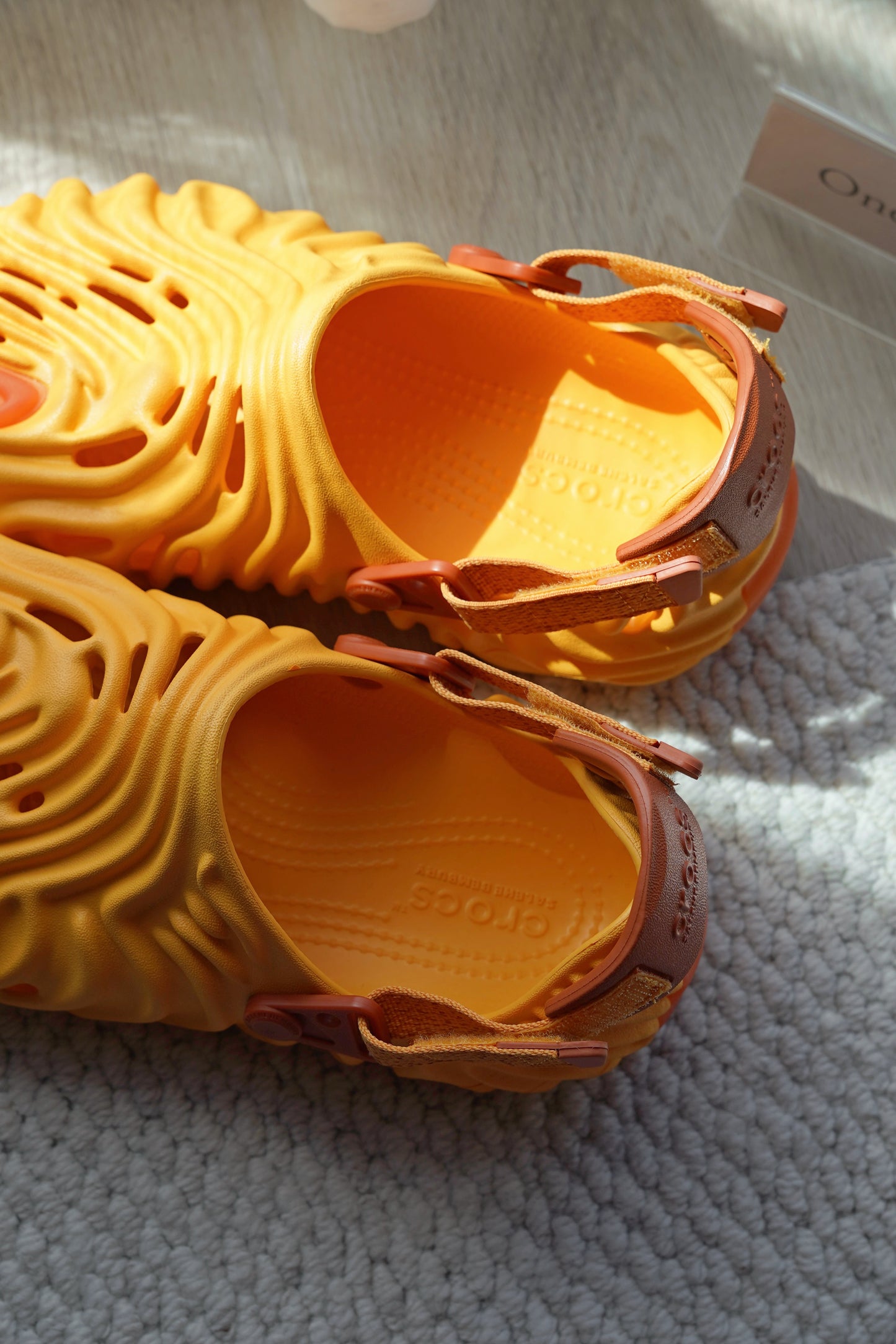 『ONEKU』 Salehe Bembury × Crocs Pollex Clog "Cobbler"橘色 聯名款 果汁 拇指鞋 果凍 魔鬼氈 水鞋 涼鞋【207393-837】