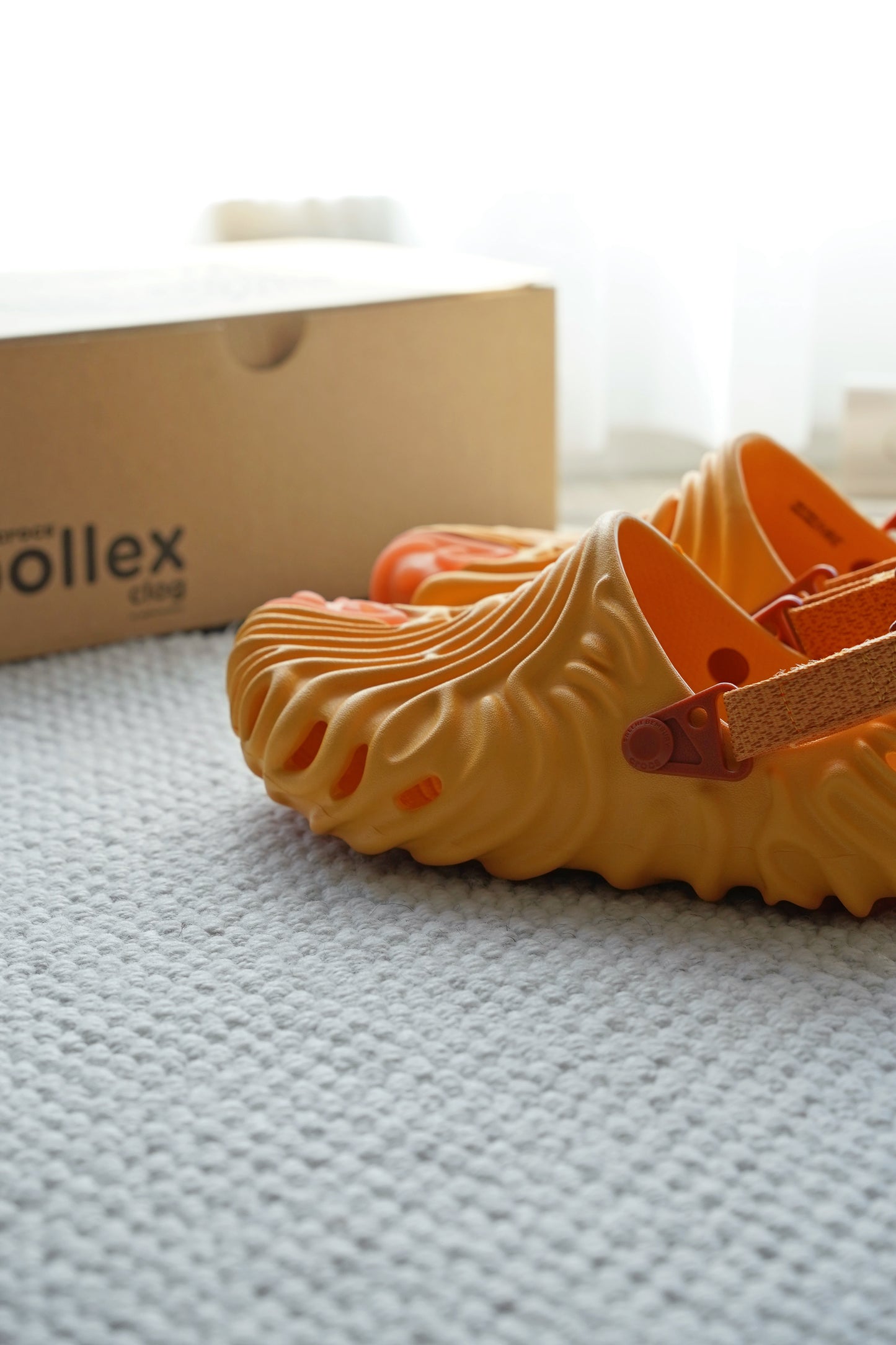 『ONEKU』 Salehe Bembury × Crocs Pollex Clog "Cobbler"橘色 聯名款 果汁 拇指鞋 果凍 魔鬼氈 水鞋 涼鞋【207393-837】