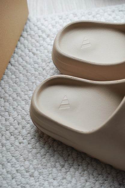 『ONEKU』adidas YEEZY Slide "Pure" 奶油色拖鞋【GW1934】