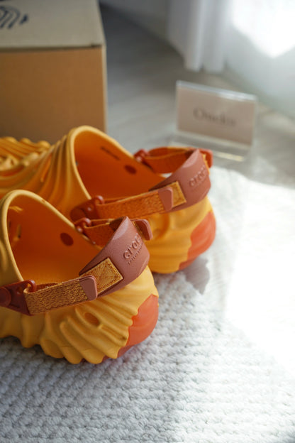 『ONEKU』 Salehe Bembury × Crocs Pollex Clog "Cobbler"橘色 聯名款 果汁 拇指鞋 果凍 魔鬼氈 水鞋 涼鞋【207393-837】