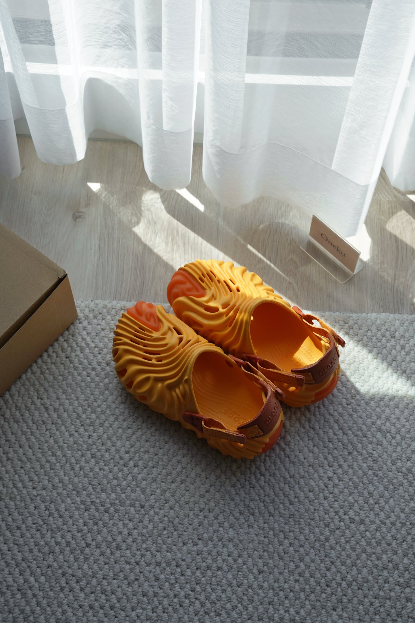 『ONEKU』 Salehe Bembury × Crocs Pollex Clog "Cobbler"橘色 聯名款 果汁 拇指鞋 果凍 魔鬼氈 水鞋 涼鞋【207393-837】