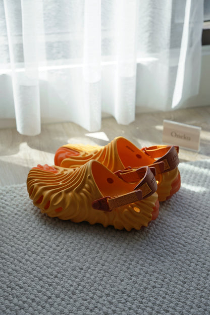 『ONEKU』 Salehe Bembury × Crocs Pollex Clog "Cobbler"橘色 聯名款 果汁 拇指鞋 果凍 魔鬼氈 水鞋 涼鞋【207393-837】