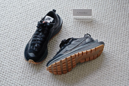 『ONEKU』 sacai × Nike VaporWaffle "Black Gum"黑焦糖底配色
