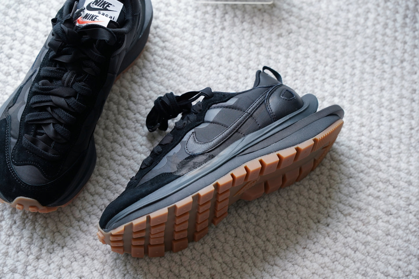 『ONEKU』 sacai × Nike VaporWaffle "Black Gum"黑焦糖底配色