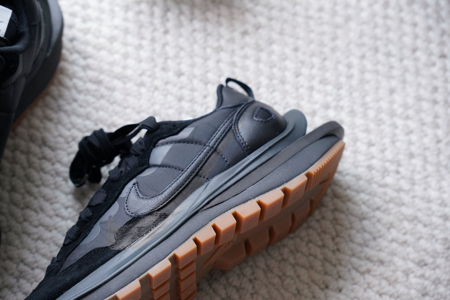 『ONEKU』 sacai × Nike VaporWaffle "Black Gum"黑焦糖底配色