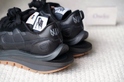『ONEKU』 sacai × Nike VaporWaffle "Black Gum"黑焦糖底配色