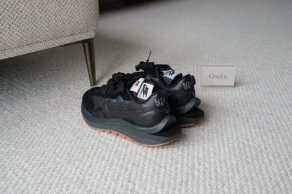 『ONEKU』 sacai × Nike VaporWaffle "Black Gum"黑焦糖底配色