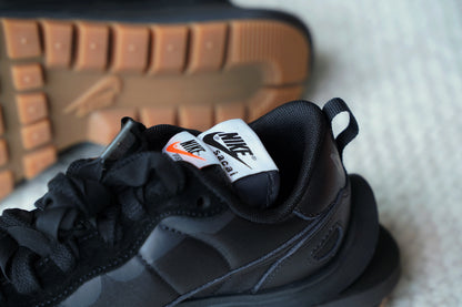 『ONEKU』 sacai × Nike VaporWaffle "Black Gum"黑焦糖底配色